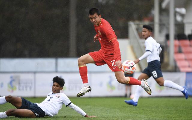 U17亚预赛射手王来自中国！15岁新星王钰栋3场8球