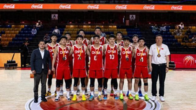 两次都输澳大利亚男篮，但中国男篮把“会打硬仗”带回来了